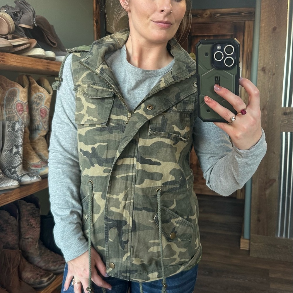 Fashionomics camo hooded vest